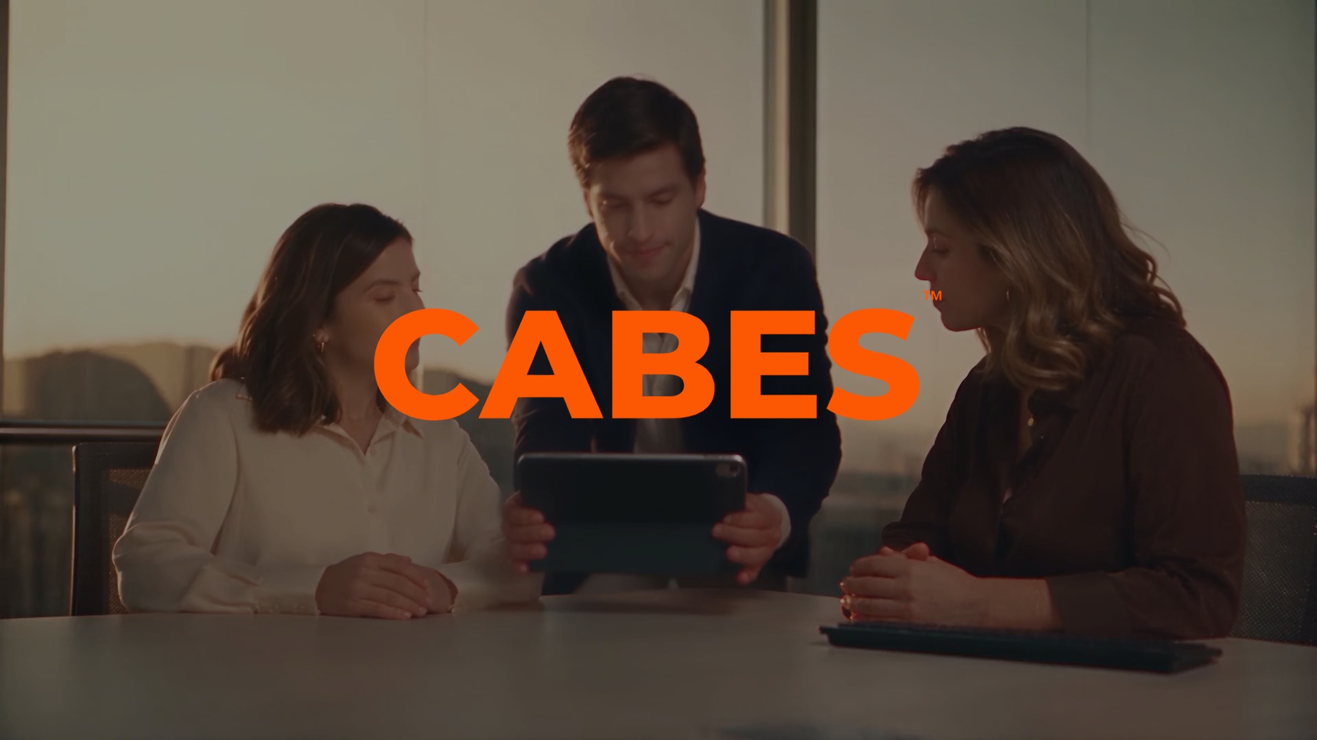 Tres personas revisan un proyecto inmobiliario con CABES.