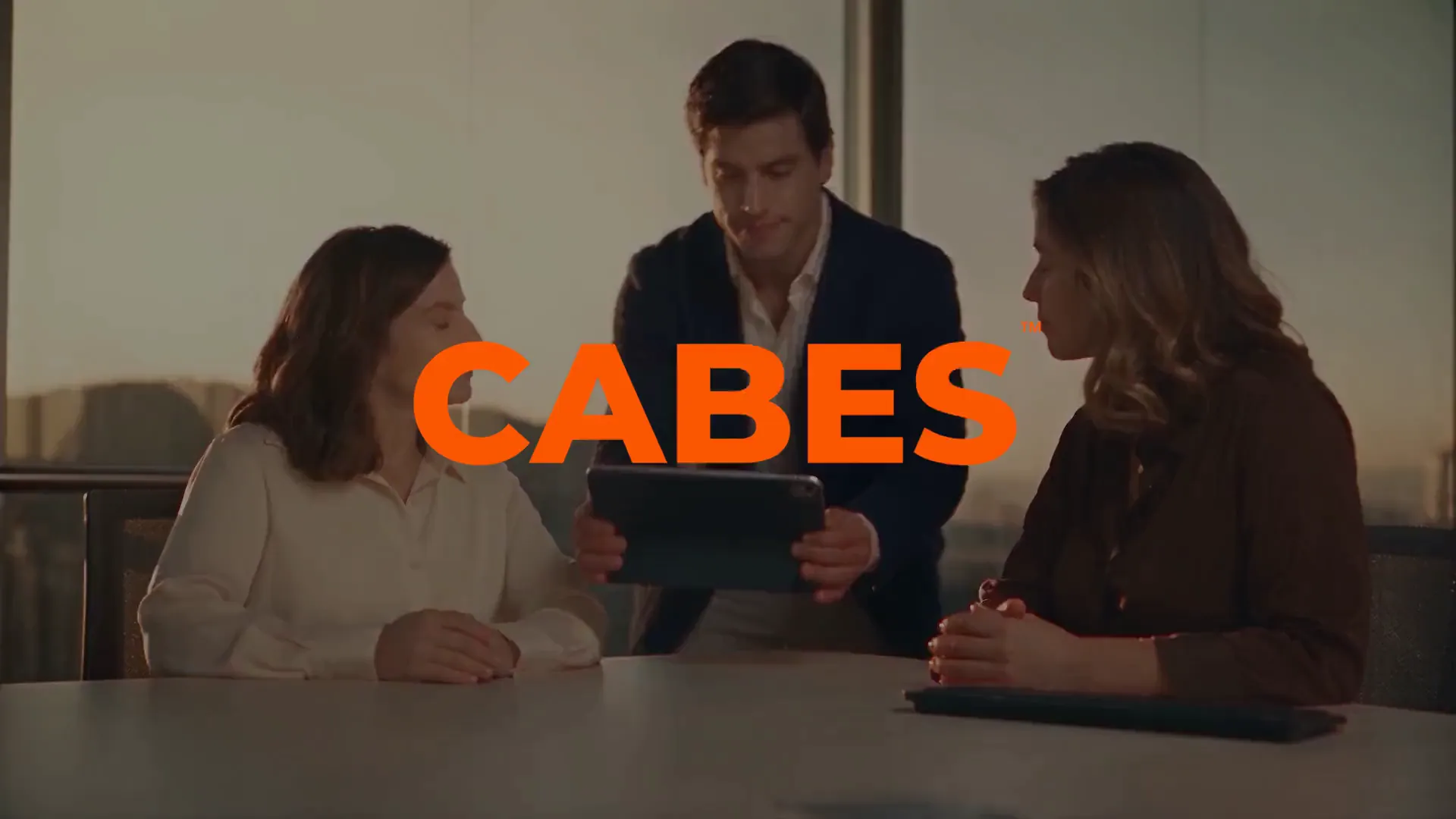 Tres personas revisan un proyecto inmobiliario con CABES.